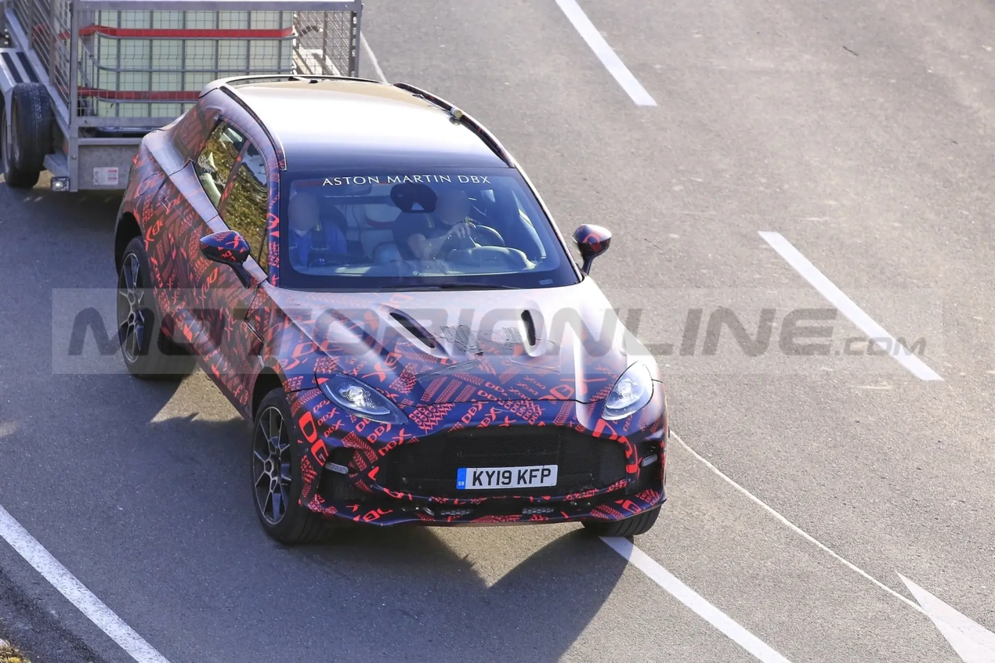 Aston Martin DBX S - Foto Spia 29-09-2021 - 37