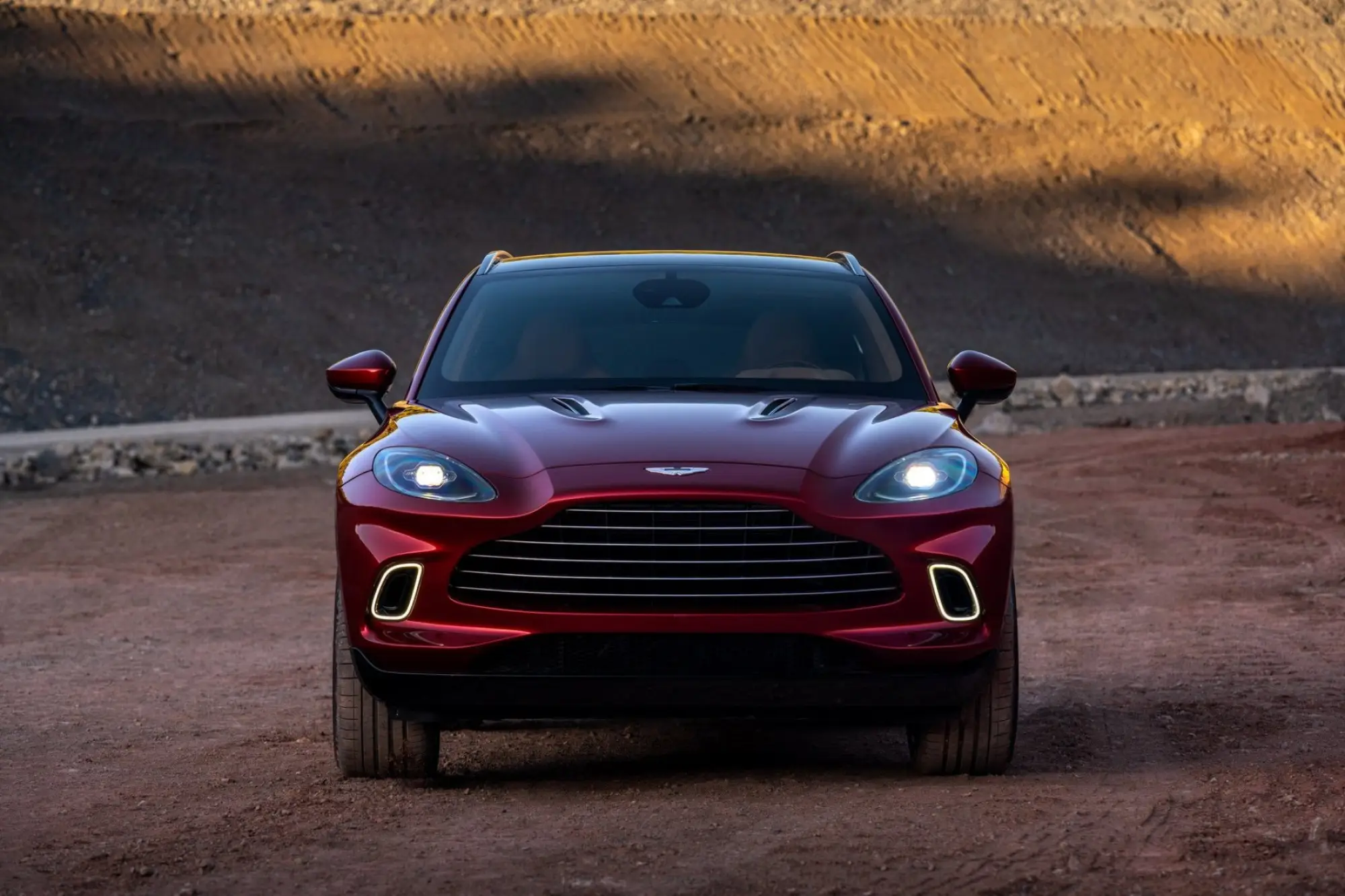 Aston Martin DBX - 4