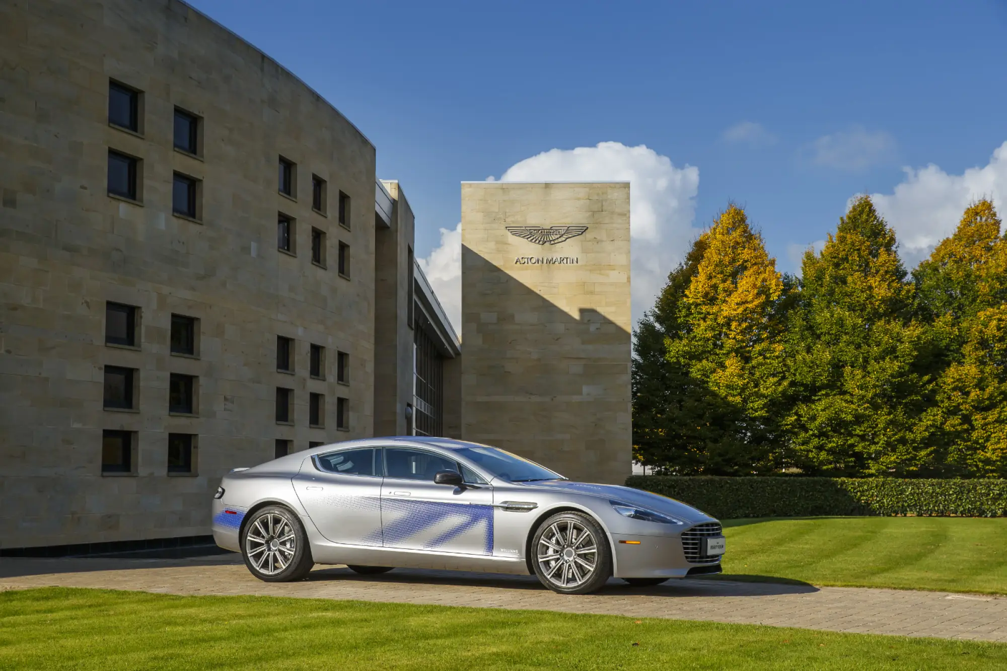 Aston Martin RapidE Concept - 12