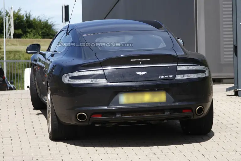 Aston Martin Rapide restyling foto spia agosto 2012 - 4