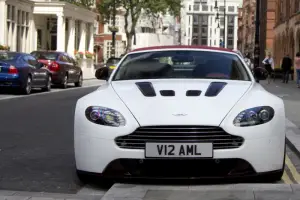 Aston Martin V12 Vantage Roadster foto dal vivo