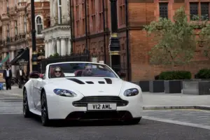 Aston Martin V12 Vantage Roadster foto dal vivo