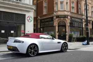 Aston Martin V12 Vantage Roadster foto dal vivo