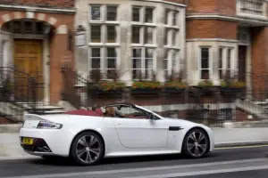 Aston Martin V12 Vantage Roadster foto dal vivo