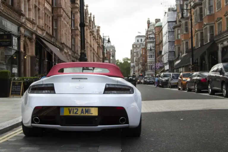 Aston Martin V12 Vantage Roadster foto dal vivo - 7