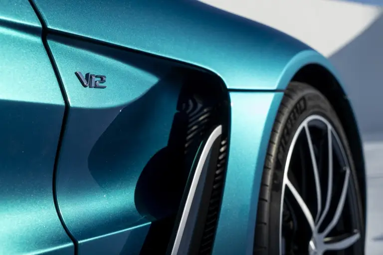 Aston Martin V12 Vantage Roadster - Foto - 12
