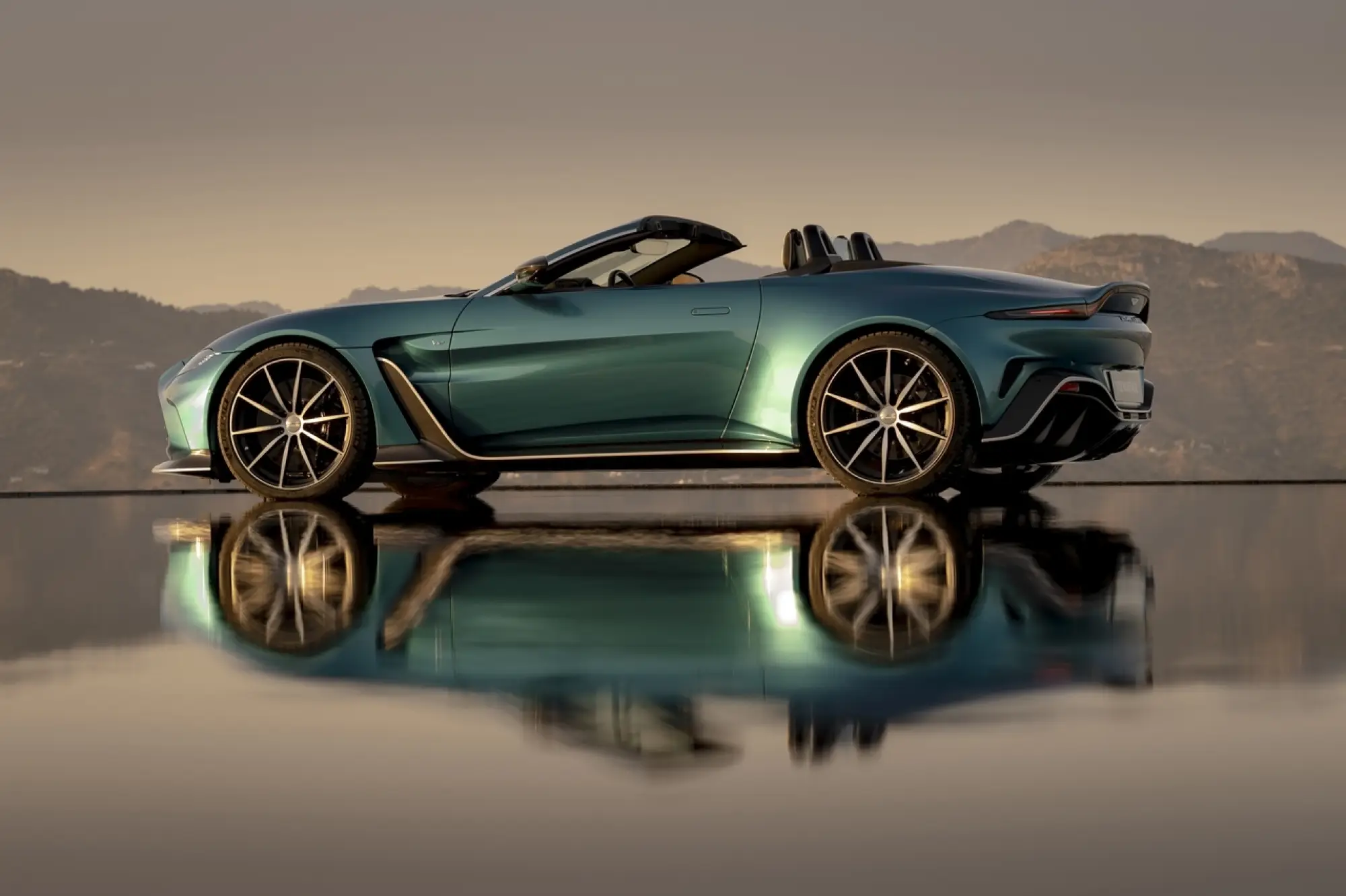 Aston Martin V12 Vantage Roadster - Foto - 2