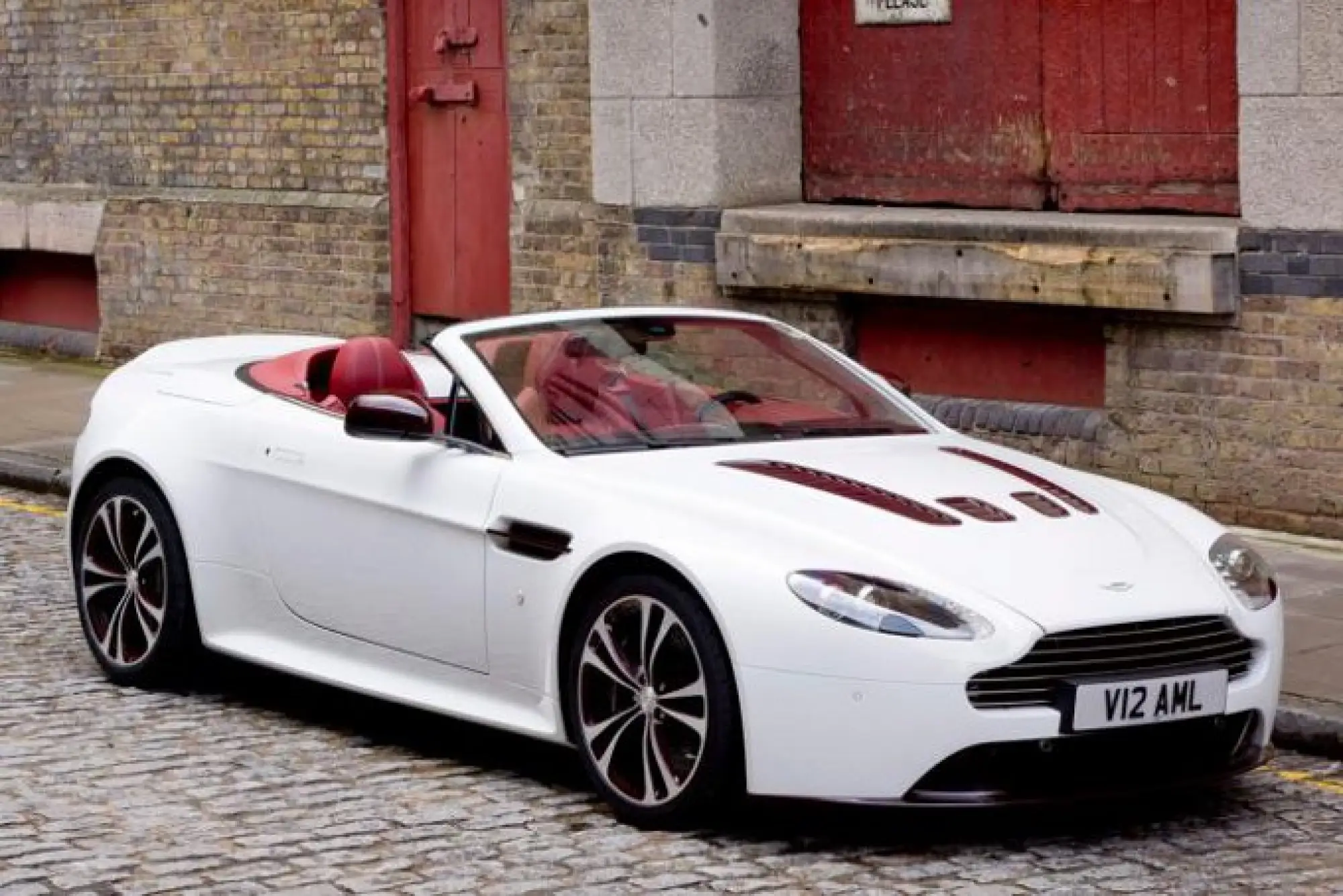 Aston Martin V12 Vantage Roadster ufficiale - 1