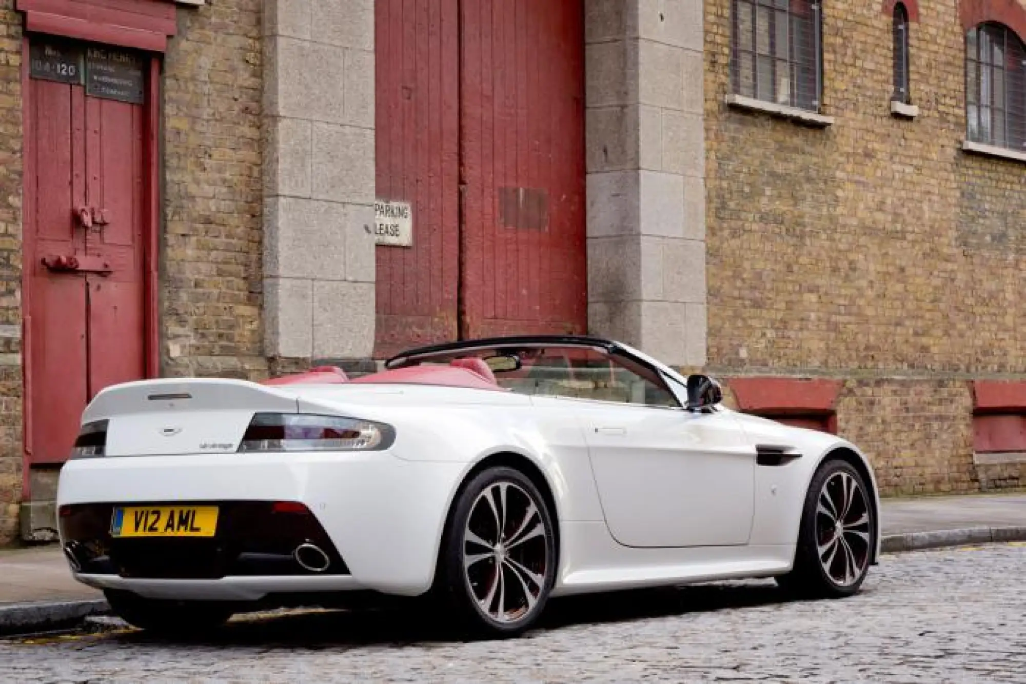 Aston Martin V12 Vantage Roadster ufficiale - 2