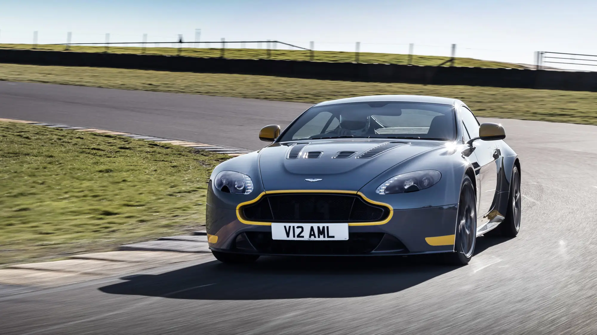 Aston Martin V12 Vantage S e V8 Vantage GTS MY 2017 - 32