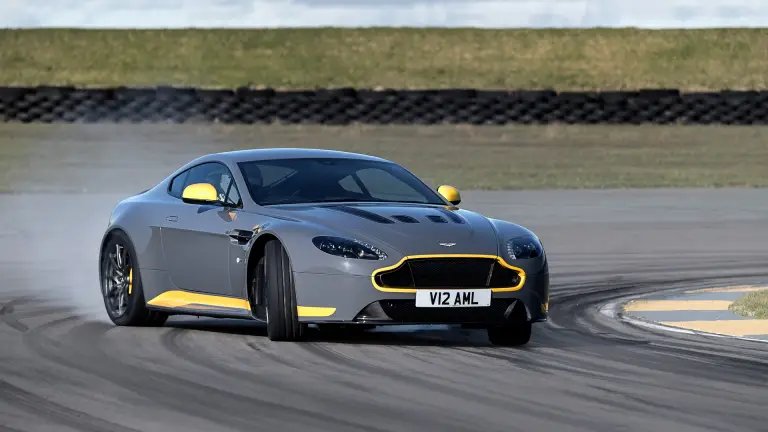 Aston Martin V12 Vantage S e V8 Vantage GTS MY 2017 - 33