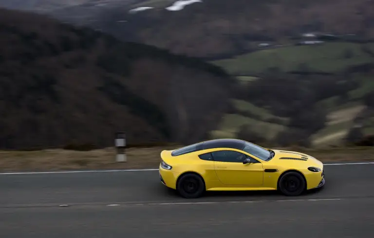 Aston Martin V12 Vantage S - 9