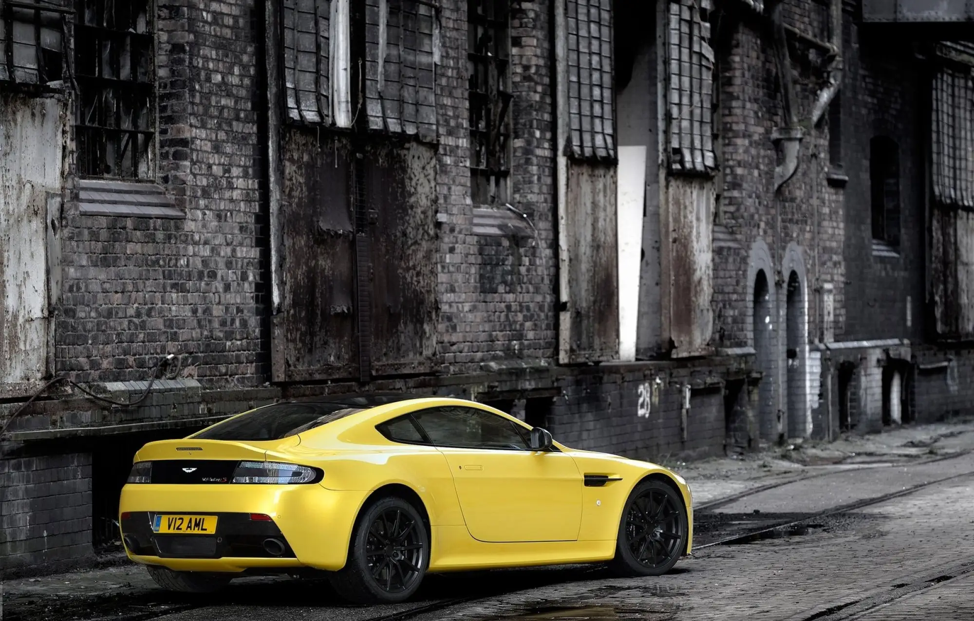 Aston Martin V12 Vantage S - 11