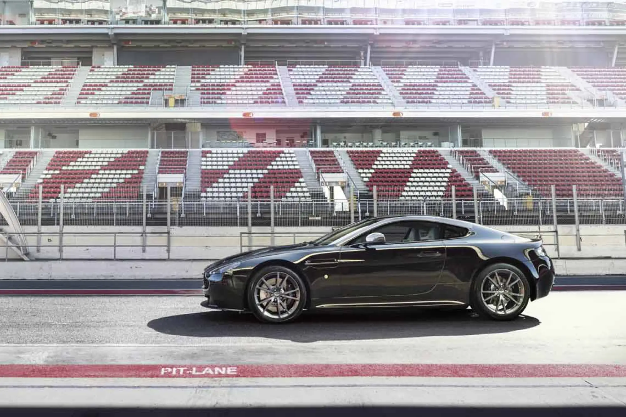 Aston Martin V8 Vantage N430 - 32