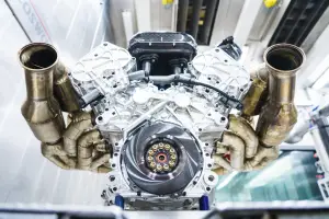 Aston Martin Valkyrie - Motore