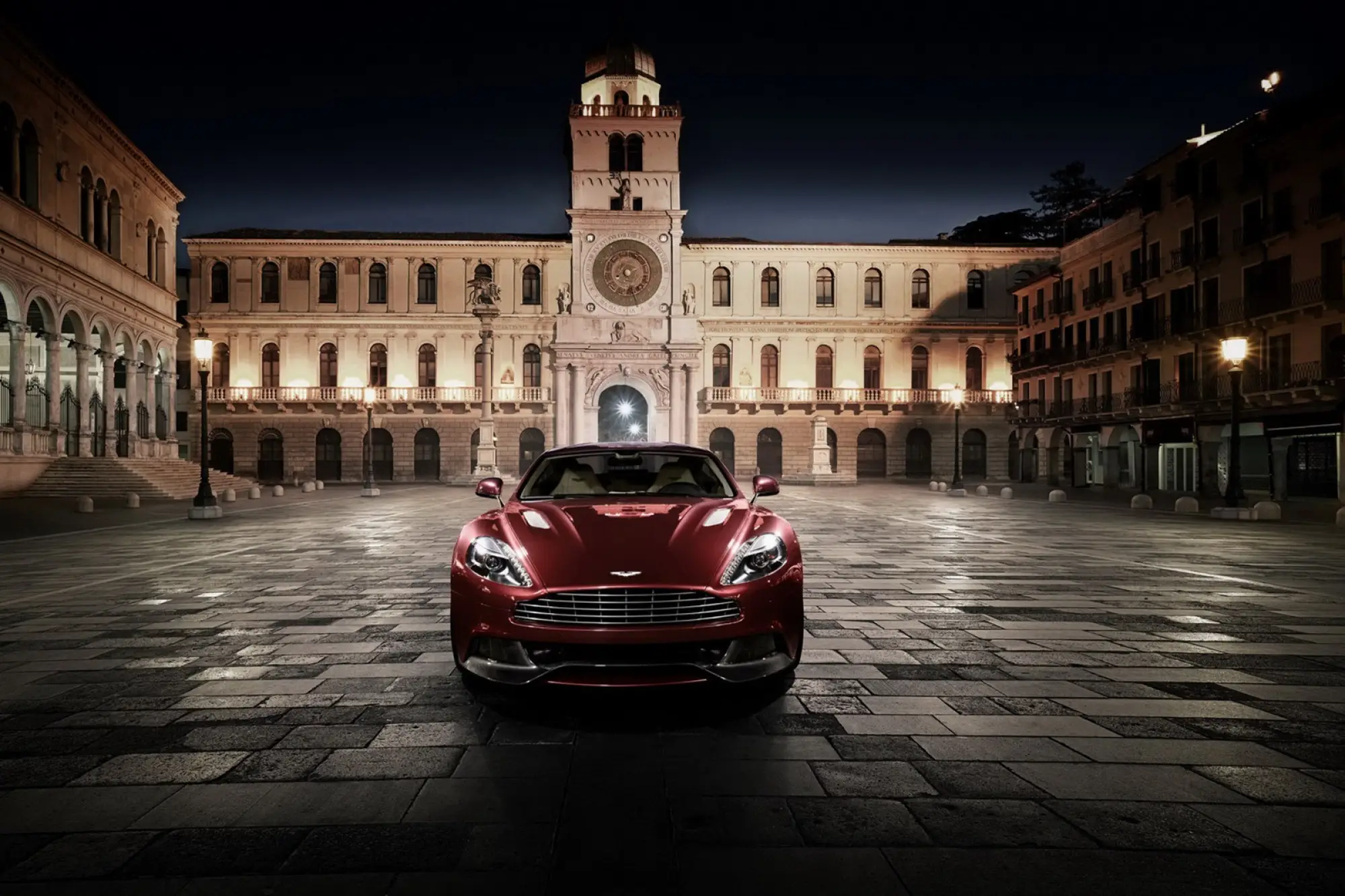 Aston Martin Vanquish 2012 nuove immagini - 17