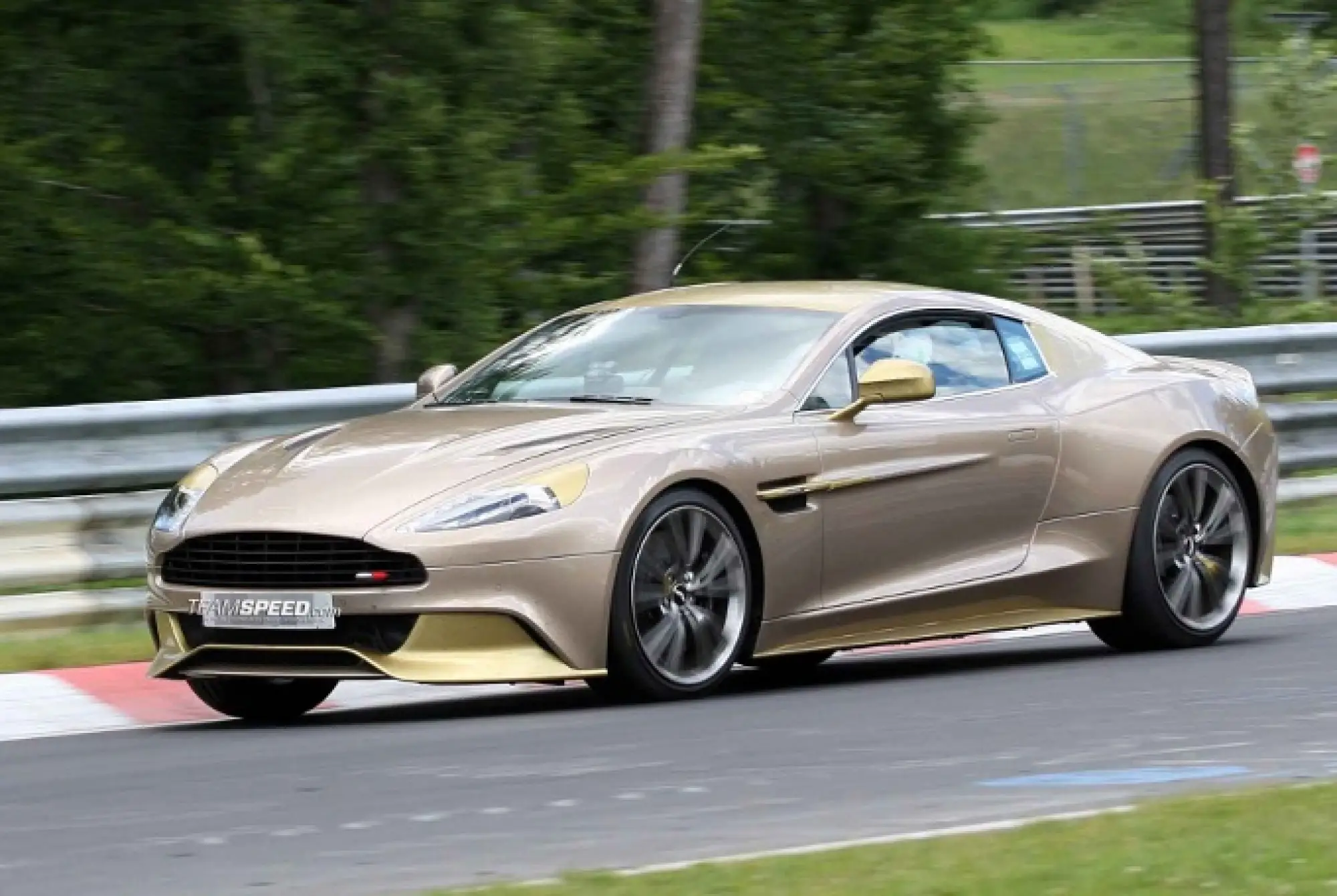 Aston Martin Vanquish dorata foto spia - 1