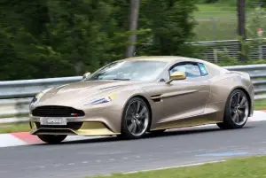 Aston Martin Vanquish dorata foto spia