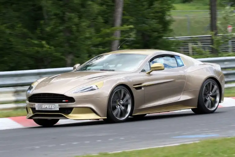 Aston Martin Vanquish dorata foto spia - 1
