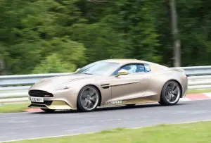 Aston Martin Vanquish dorata foto spia