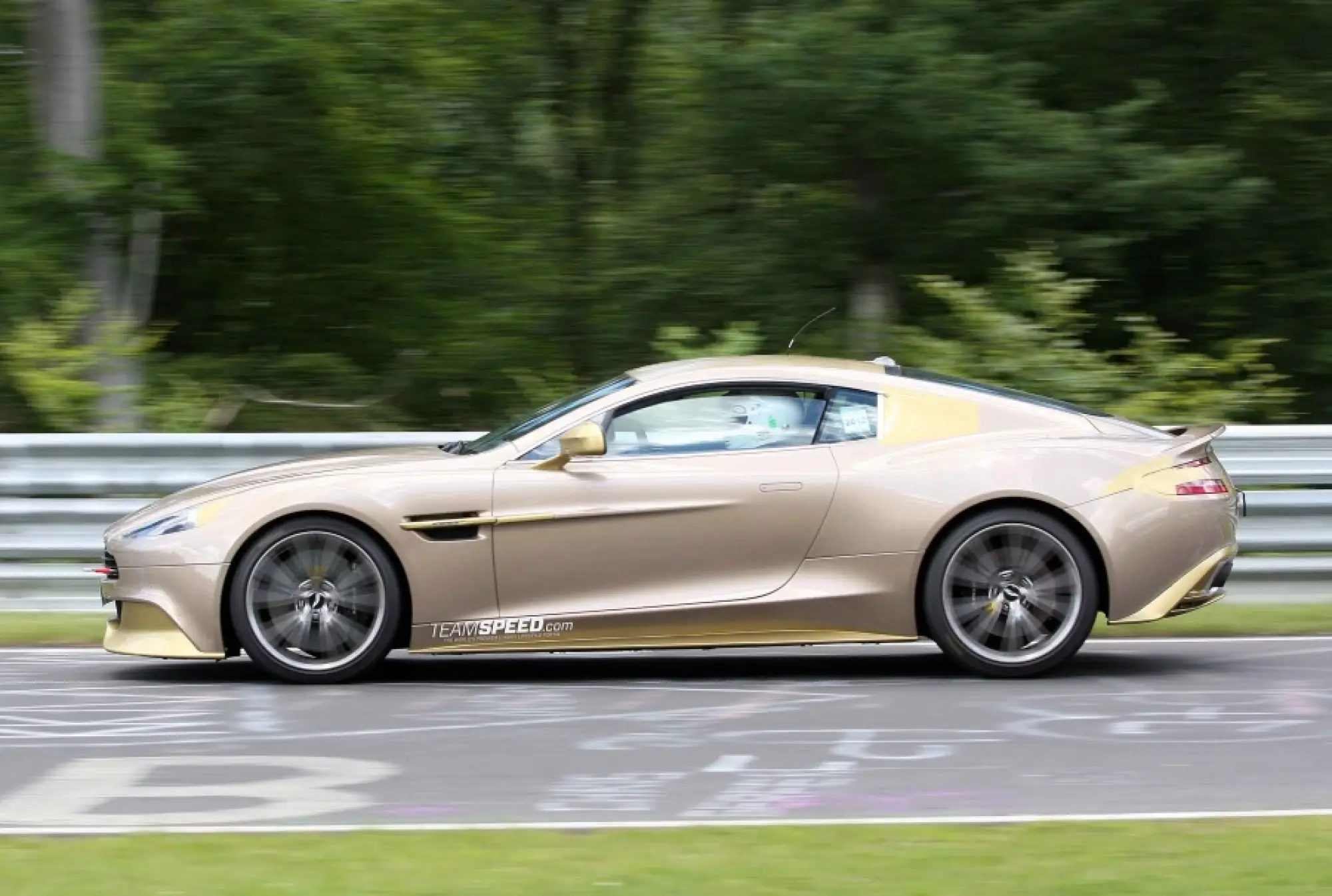 Aston Martin Vanquish dorata foto spia - 3