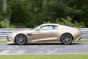 Aston Martin Vanquish dorata foto spia - 3