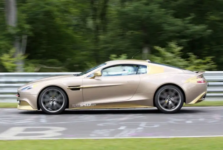 Aston Martin Vanquish dorata foto spia - 3