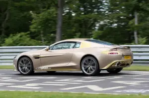 Aston Martin Vanquish dorata foto spia - 4