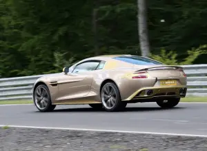 Aston Martin Vanquish dorata foto spia