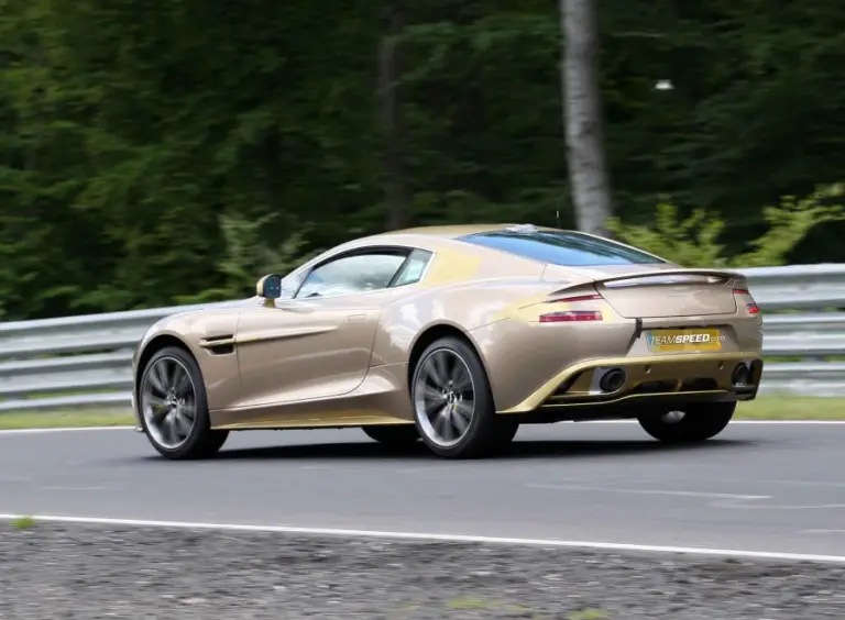 Aston Martin Vanquish dorata foto spia - 5