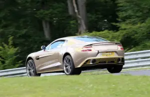 Aston Martin Vanquish dorata foto spia - 6