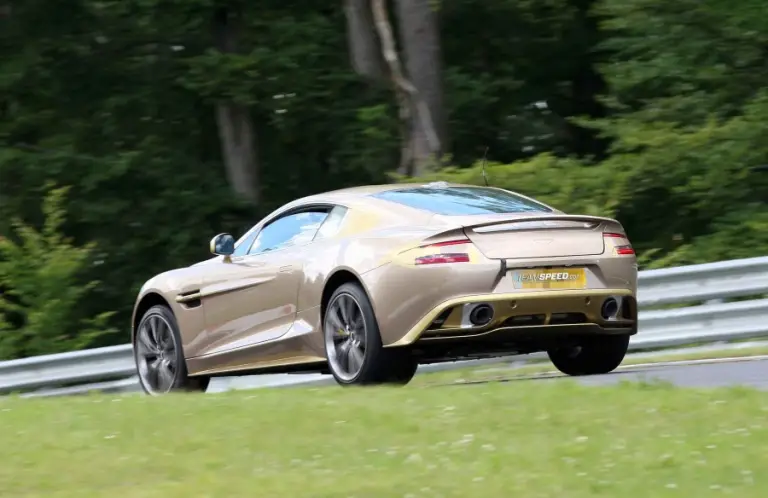 Aston Martin Vanquish dorata foto spia - 6