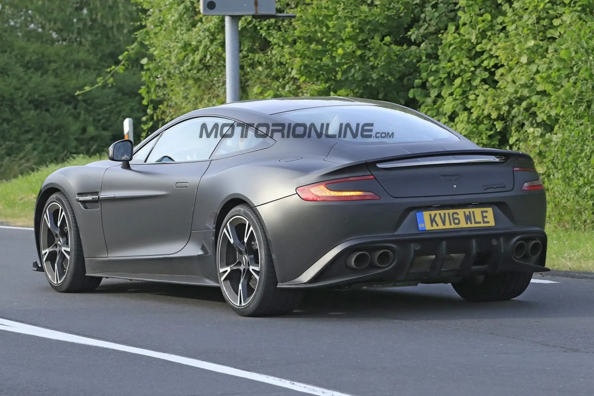 Aston Martin Vanquish S 2017 - Foto spia 12-07-2016 - 7