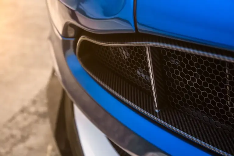 Aston Martin Vanquish S - 12