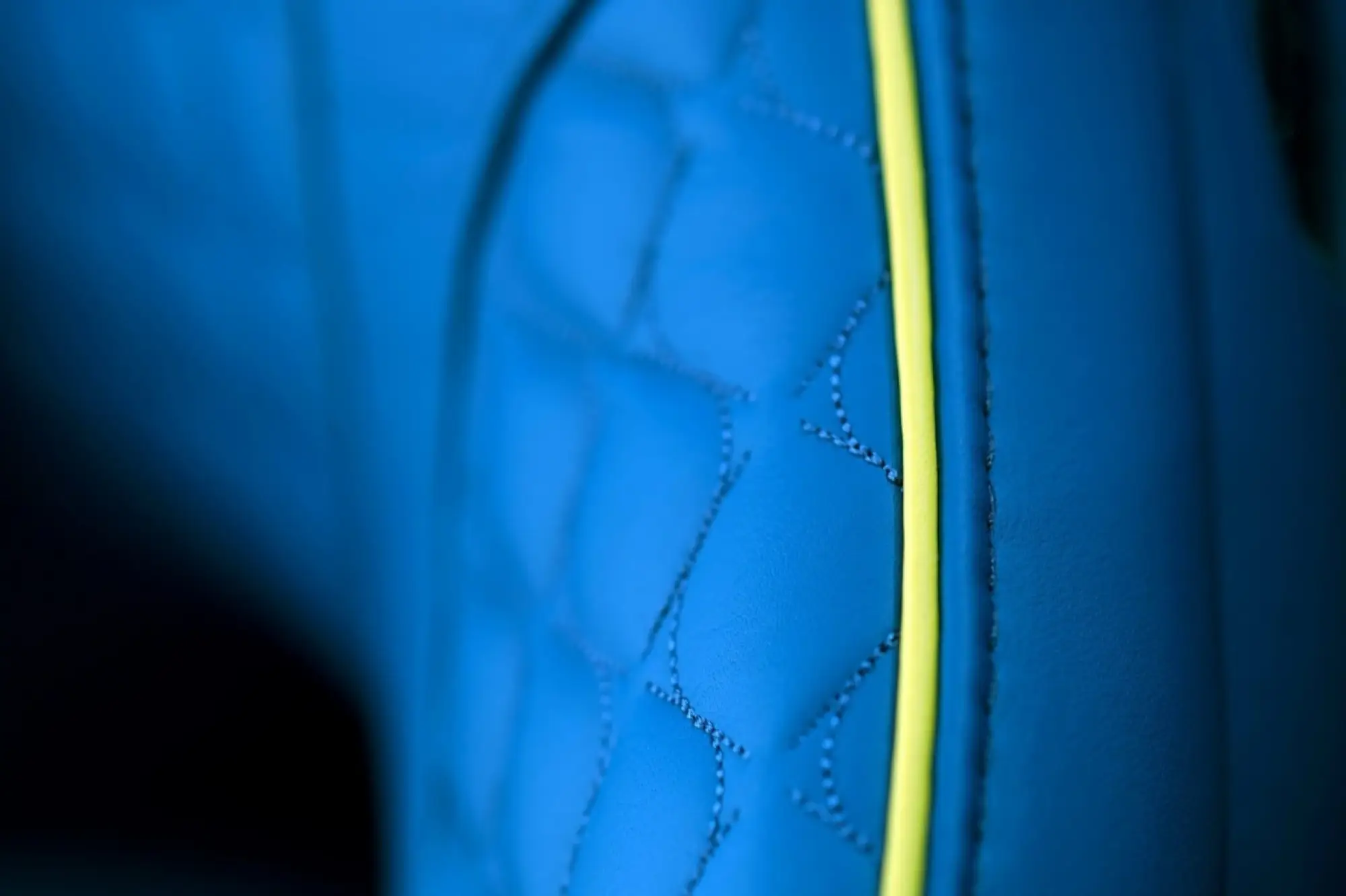 Aston Martin Vanquish Volante - Foto ufficiali - 35