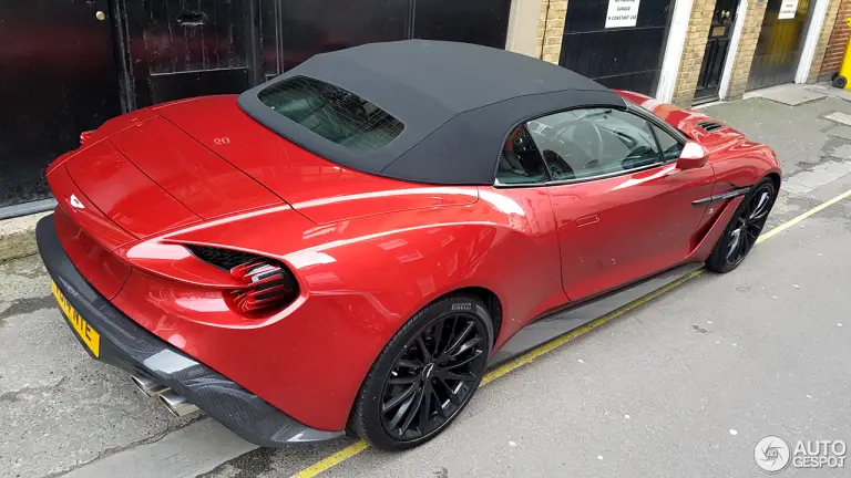 Aston Martin Vanquish Zagato Volante in strada - 5