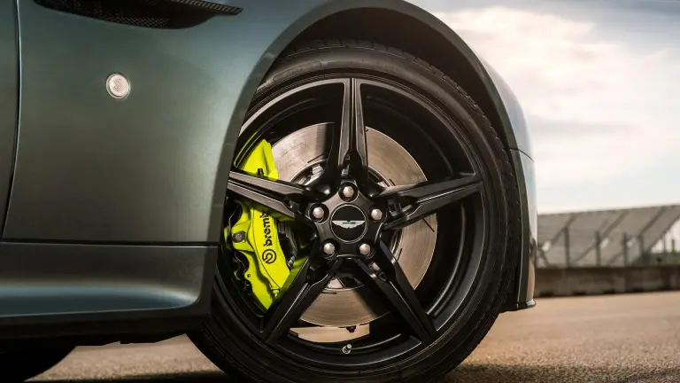 Aston Martin Vantage AMR - 15