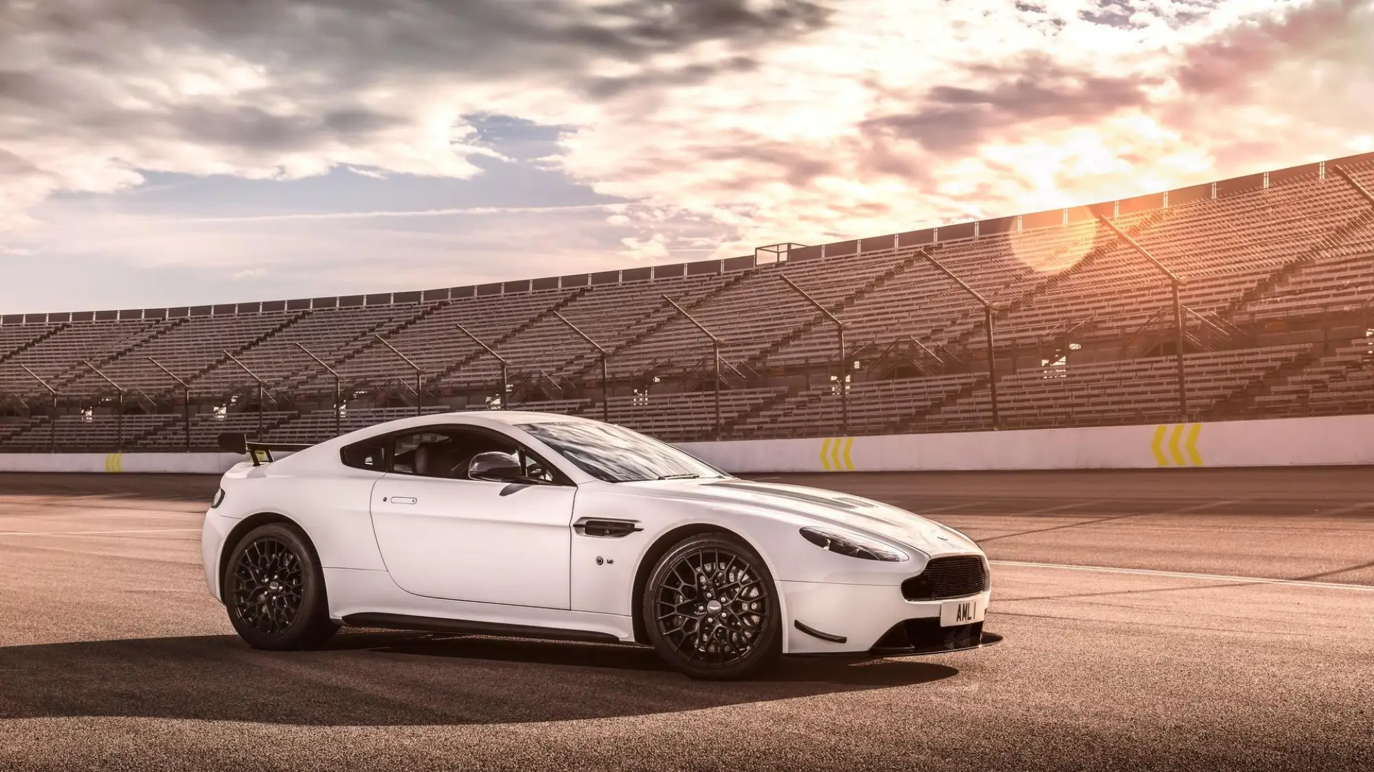 Aston Martin Vantage AMR - 19