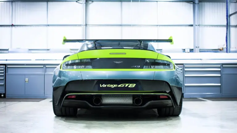 Aston Martin Vantage GT8 - 11