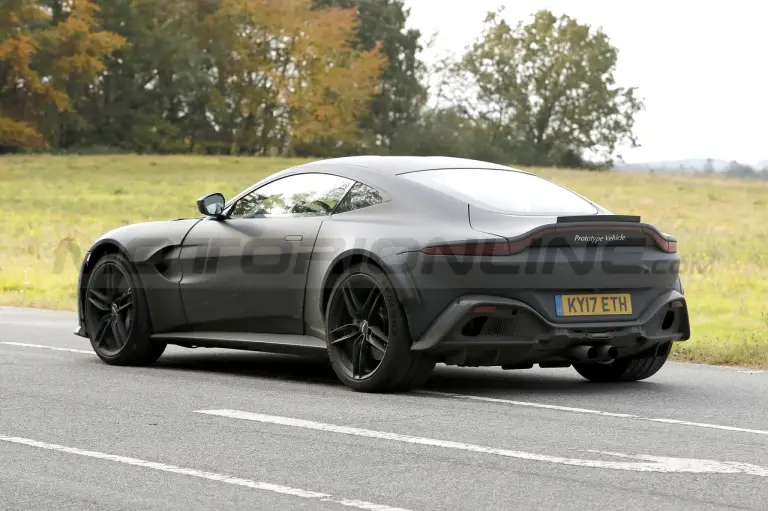 Aston Martin Vantage RS - Foto Spia 05-01-2022 - 17