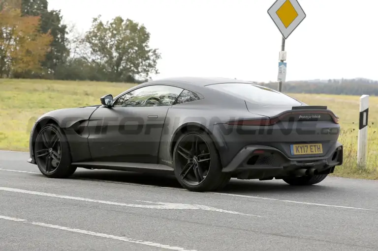 Aston Martin Vantage RS - Foto Spia 05-01-2022 - 15