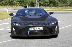 Aston Martin Vantage RS - Foto spia 24-8-2021 - 17