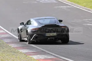 Aston Martin Vantage RS - Foto spia 24-8-2021 - 2