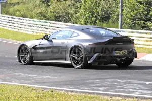 Aston Martin Vantage RS - Foto spia 24-8-2021 - 4