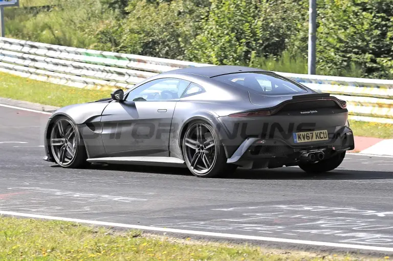 Aston Martin Vantage RS - Foto spia 24-8-2021 - 4