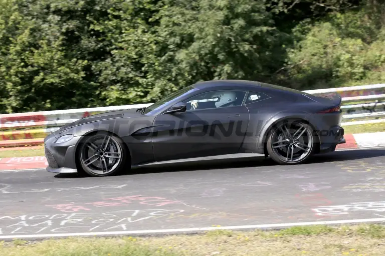 Aston Martin Vantage RS - Foto spia 24-8-2021 - 7