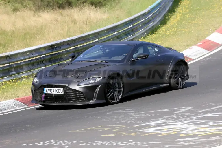 Aston Martin Vantage RS - Foto spia 24-8-2021 - 18