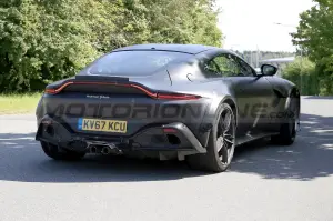 Aston Martin Vantage RS - Foto spia 24-8-2021 - 11