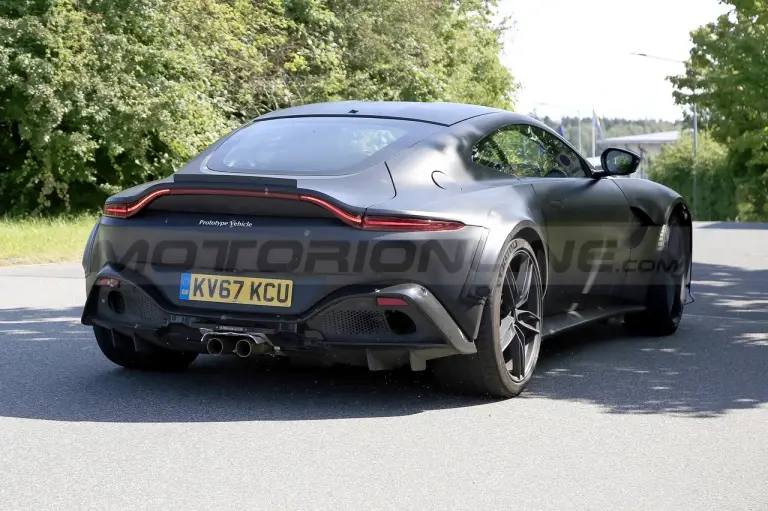 Aston Martin Vantage RS - Foto spia 24-8-2021 - 11