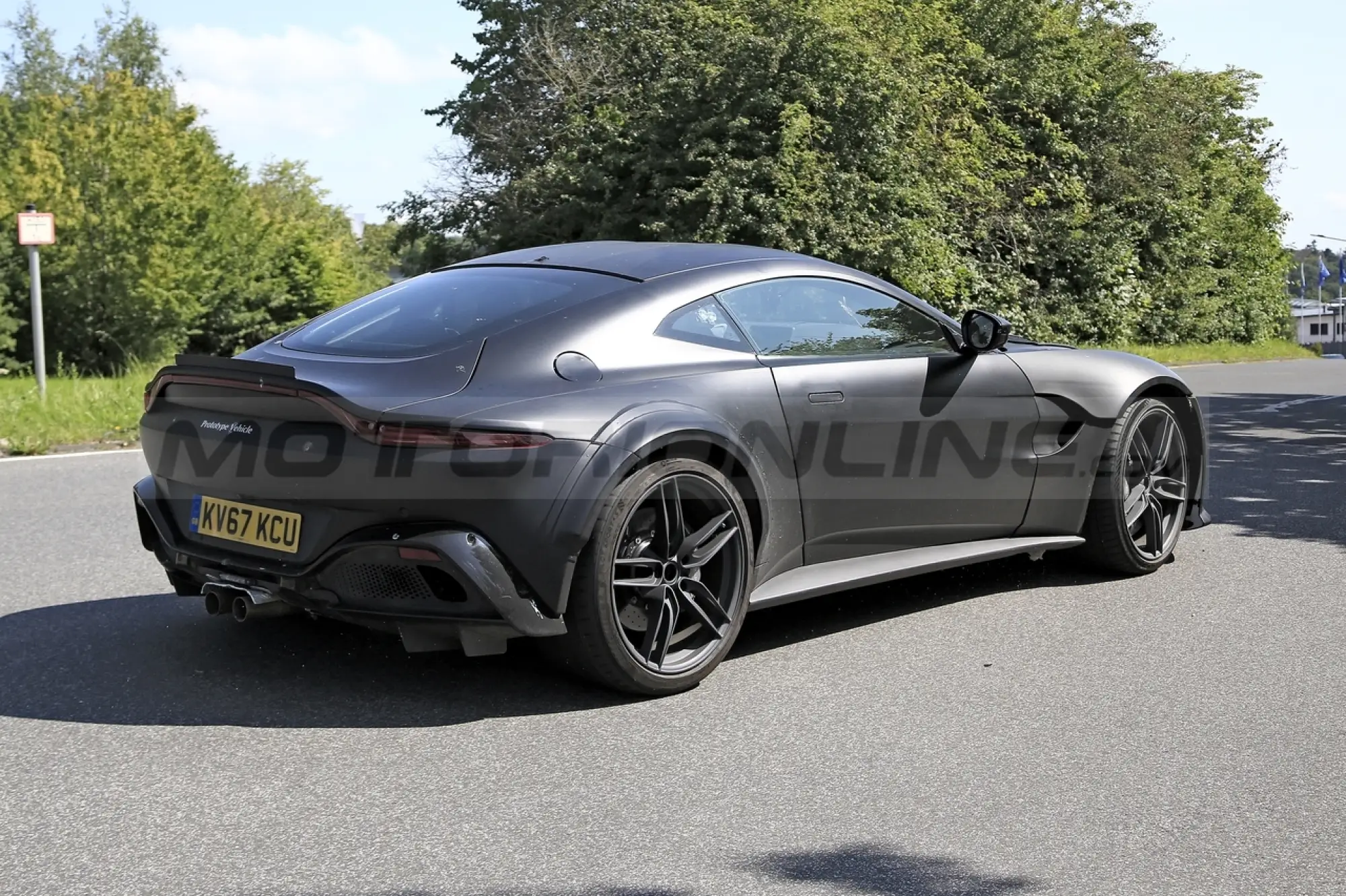 Aston Martin Vantage RS - Foto spia 24-8-2021 - 12